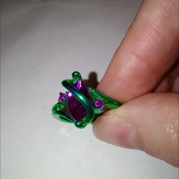 BEAUTIFUL ring for women  sz 8 green ring with purple stones  ... R56 - Picture 7 of 8